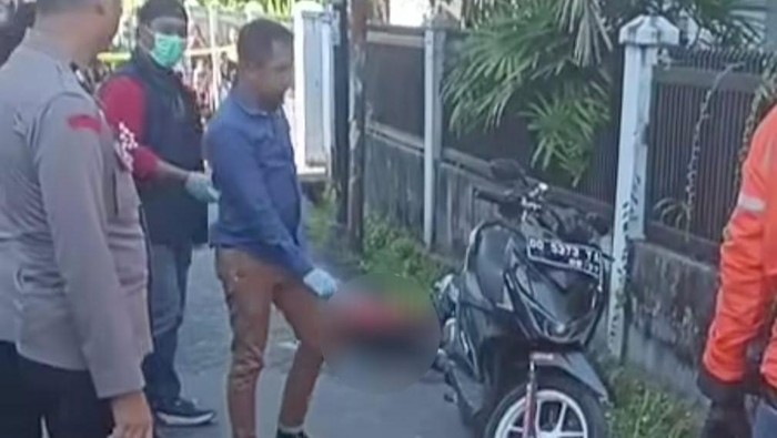 Polisi melakukan olah TKP driver ojol tewas usai terjatuh dari motornya di Gowa.