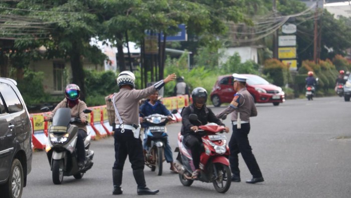 Polisi melakukan razia kendaraan di Babel.