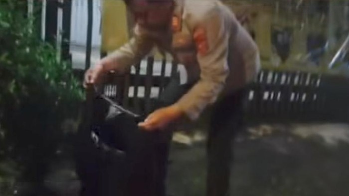 Polisi razia warung yang jual miras ilegal di Bogor, Jawa Barat, Jumat (18/7/2025).