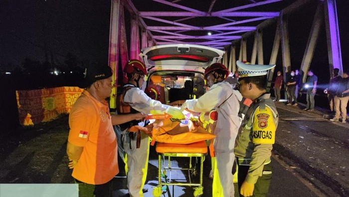 Polisi saat mengevakuasi mayat yang ditemukan di bawah jembatan Jalintim Palembang-Indralaya.