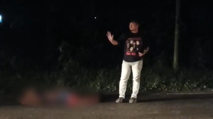 Polisi saat mengevakuasi pria paruh baya yang tewas diduga jadi korban tabrak lari di Lubuklinggau
