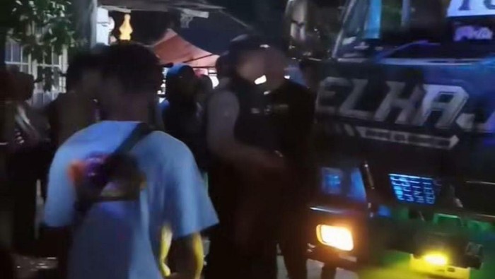 Polisi saat menhentikan acara sound horeg di Nganjuk