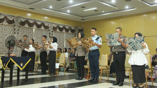 Polres Inhu memberikan kado bibit pohon kepada pasangan calon Polri dalam sidang pranikah.