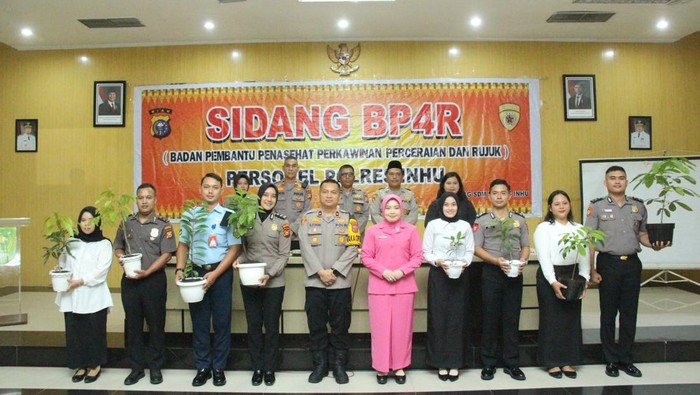 Polres Inhu memberikan kado bibit pohon kepada pasangan calon Polri dalam sidang pranikah.