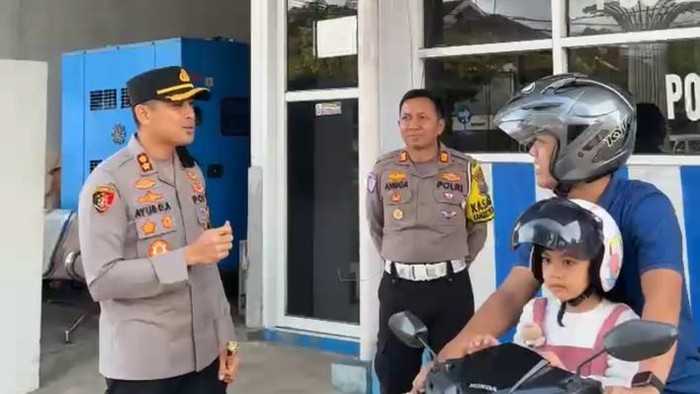 Kapolres Pacitan, AKBP Ayub Diponegoro Azhar berbincang dengan pengendara motor saat oeprasi Patuh Semeru 2025
