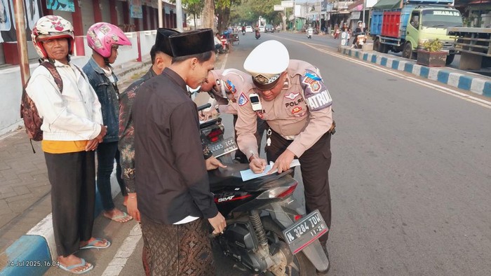 Petugas Satlantas Polres Pasuruan Kota menilang pengendara saat operasi Patuh Semeru 2025