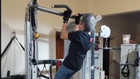 Di usia yang tidak muda, Charlotte Lim masih bisa melakukan gerakan pull up. (Foto: Foto: TikTok @yanyan_can)