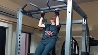 Charlotte mulai serius Latihan angkat beban sejak 7 tahun lalu saat usianya 72 tahun. Ia diajak Yan Lin, anaknya yang juga seorang kebugaran di sebuah gym di Singapura (Foto: Foto: TikTok @yanyan_can)