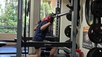 Nenek 79 tahun di Singapura, Charlotte Lim, melatih kakinya dengan gerakan lunges. Gerakan ini bertujuan untuk melatih otot-otot kaki, bokong, dan inti tubuh, serta meningkatkan keseimbangan dan fleksibilitas. (Foto: Foto: TikTok @yanyan_can)