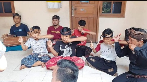Potret Nyoman Suwida dan murid-murid yang pernah diajarkannya bermain genggong. (Dok Nyoman Suwida)