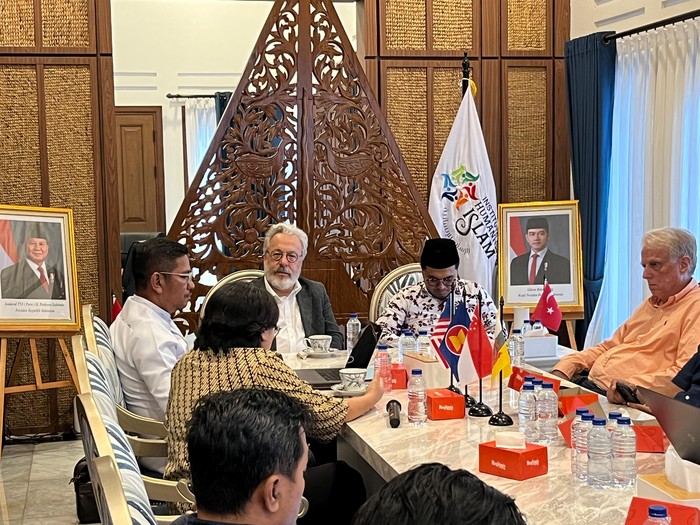 Profesor Mahmud Erol Kilic, rambut putih berkacamata saat diskusi di Institute for Humanitarian Islam (IFHI) di Menteng pada Jumat (18/7/2025).