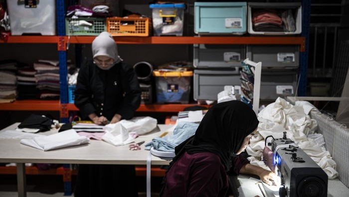 Pekerja menjahit kain saat menyelesaikan pembuatan busana di salah satu butik di Ngaliyan, Semarang, Jawa Tengah, Jumat (18/7/2025). Kementerian Perindustrian memproyeksikan pertumbuhan rata-rata industri fesyen lokal sebesar 4,26 persen per tahun hingga 2029, dengan nilai pasar diperkirakan mencapai Rp156,47 triliun pada 2025. ANTARA FOTO/Aprillio Akbar/tom.