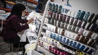 Menurut Kementerian Perindustrian, nilai pasar industri fashion lokal Indonesia pada 2024 mencapai lebih dari Rp 125 triliun atau sekitar USD 7,72 miliar.Sektor ini mencakup apparel, aksesoris, dan alas kaki, yang menjadi tulang punggung industri kreatif nasional. Foto: ANTARA FOTO/Aprillio Akbar