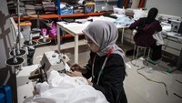 Pekerja menjahit kain saat menyelesaikan pembuatan busana di salah satu butik di Ngaliyan, Semarang, Jawa Tengah, Jumat (18/7/2025). Foto: ANTARA FOTO/Aprillio Akbar