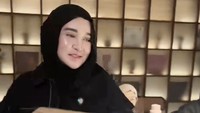 Viralnya donat Pinkan Mambo juga membuat istri Gilang Juragan 99, Shandy Purnamasary penasaran ingin mencoba. Ia membeli 3 boks donat isi 12 buah untuk dicicipi. Foto: TikTok shandypurnamasary