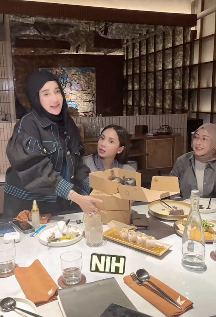 Reaksi Nagita Slavina dan Istri Juragan 99 Cicip Donat Pinkan Mambo