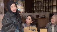 Tak sendirian, melalui akun TikTok @shandypurnamasary (18/7/2025), ia terlihat mengajak Nagita Slavina dan istri Sufmi Dasco untuk mencoba donat viral ini. Foto: TikTok shandypurnamasary