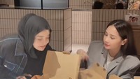 Pengusaha kecantikan ini mengatakan kemasan donat Pinkan Mambo sudah lebih baik dari yang sebelumnya. Hal itu disetujui Nagita. Foto: TikTok shandypurnamasary