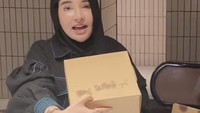 Namun Shandy menyoroti, kemasan ini belum ideal untuk menahan minyak dari donat. Tampak jejak minyak menempel di permukaan kemasan. Foto: TikTok shandypurnamasary