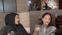 Untuk suapan pertama, Nagita memilih donat kacang. Ia bilang donatnya enak. Foto: TikTok shandypurnamasary