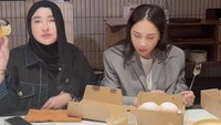 Di dalamnya tuh padat tapi nyoy, kata Nagita mengomentari tekstur donat Pinkan Mambo. Sementara Shandy mengatakan teksturnya memang kenyal. Foto: TikTok shandypurnamasary