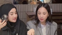 Nagita juga setuju dengan pendapat banyak netizen yang menyebut rasa donat Pinkan Mambo lebih mirip odading. Foto: TikTok shandypurnamasary