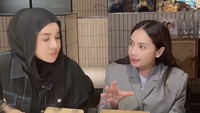 Secara keseluruhan, Nagita bilang rasa donat Pinkan Mambo oke untuk harga Rp 200 ribu isi 12. Namun ia menyarankan untuk mengurangi minyaknya. Ia pun memberi rating 7,5. Foto: TikTok shandypurnamasary