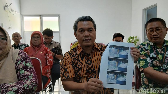 Direktur RSUD dr. R. Soetijono Blora dr. Puji Basuki menunjukkan bukti rekaman cctv saat keluarga karyawan memvideo rumah sakit., Sabtu (17/7/2025).