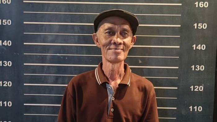Pria lanjut usia (lansia) bernama Rusdi Halim (61) di Kota Makassar, Sulawesi Selatan (Sulsel), ditangkap gegara menipu keluarganya sendiri dengan modus calo anggota Polri senilai Rp 200 juta.
