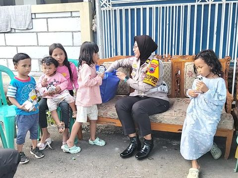 Sat Lantas Polresta Banyumas bersilaturahmi ke rumah keluarga korban kecelakaan warga Desa Ciberem, Kecamatan Sumbang, Kamis (17/7/2025).