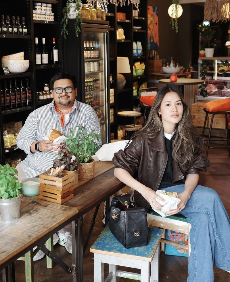 Sebagai salah satu penyanyi papan atas Indonesia, Raisa Andriana masih aktif manggung. Namun banyak juga momen lain yang dibagikan, termasuk saat makan-makan. Foto: Instagram @raisa6690