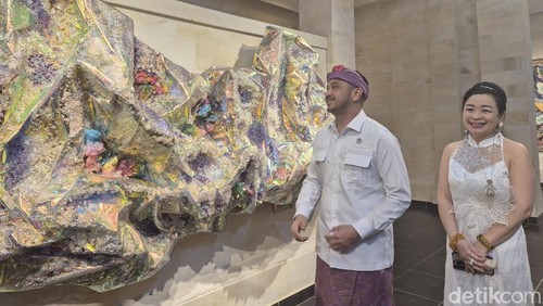 Sherry Winata (seniman perempuan) ditemani Wamen Kebudayaan RI, Giring Ganesha berkeliling pameran di Ubud, Gianyar, Sabtu (19/7/2025). (Ni Komang Ayu Leona Wirawan)