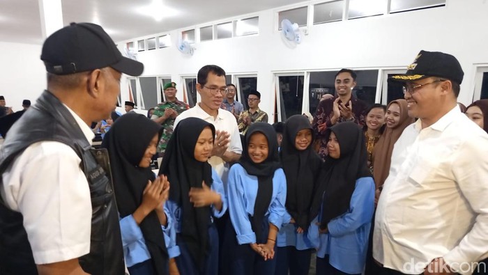 Tiga pasang anak kembar siswa Sekolah Rakyat Menengah Atas (SRMA) 15 Magelang yang berada di Tegalrejo, Sabtu (19/7/2025).