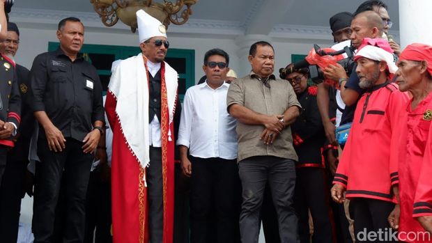 Sultan Tidore, Husain Sjah bersama Wali Kota, Wakil Wali Kota dan Ketua DPRD Kota Tidore Kepulauan dalam aksi demonstrasi di Kedaton Kesultanan Tidore.