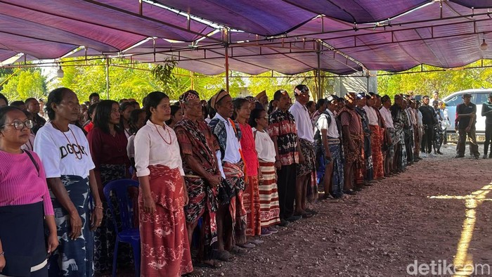 Menteri Transmigrasi, Muhammad Iftitah Sulaiman Suryanagara, mengunjungi kawasan transmigran di Sumba Timur