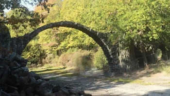Mengunjungi Rakotzbrucke atau Devils Bridge di Kromlau, Jerman. Tidak sesuai harapan. Foto: via BrightSide