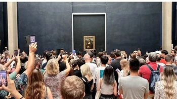 Ingin mengagumi dan memotret lukisan Monalisa di Louvre Museum di Paris, Prancis dari jarak dekat. Kenyataannya cuma bisa lihat dari jauh. Foto: via BrightSide