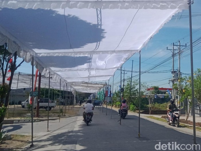 Tenda untuk acara peluncuran Kopdes Merah Putih mulai dipasang di setengah badan jalan Pakis-Daleman, Wonosari, Klaten, Sabtu (19/7/2025).