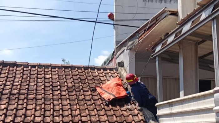 Petugas Damkar mengevakuasi korban yang tersengat listrik di Kawali Ciamis.