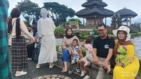 Keluarga wisatawan menjelajahi pulau Dewata