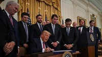 Presiden Amerika Serikat (AS) Donald Trump menandatangani undang-undang mata uang kripto (crypto currency) yang nilainya dipatok terhadap dolar AS, disebut stablecoin. Penandatanganan dilakukan Trump pada Jumat (18/7/2025). Foto: REUTERS/Annabelle Gordon