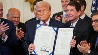 Industri kripto dimulai pada tahun 2009 yang sangat inovatif namun sering diwarnai kekacauan dan spekulasi. Dalam acara penandatanganan, Trump mengatakan bahwa kebijakan tersebut akan berdampak baik bagi dolar AS. Foto: REUTERS/Nathan Howard