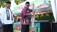 Wakil Gubernur DKI Jakarta Rano Karno (kanan) disaksikan Walikota Jakarta Selatan M Anwar (kiri) mengaduk adonan dodol betawi usai membuka Festival Cilandak Berbudaya di Lebak Bulus, Jakarta, Sabtu (19/7/2025). Foto: ANTARA FOTO/Muhammad Iqbal