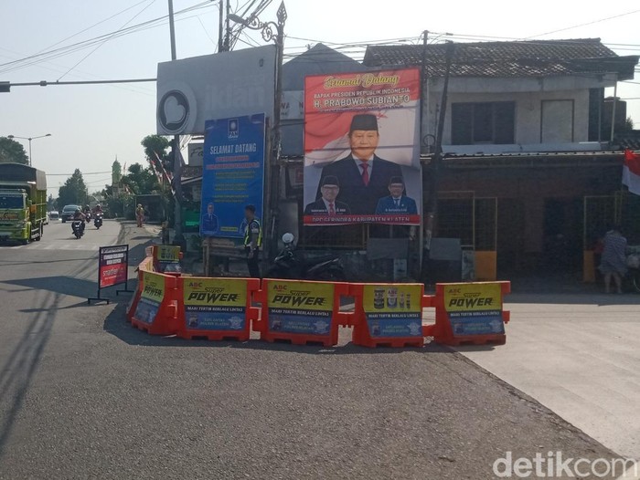 Water barrier dipasang di ujung jalan Pakis - Daleman, Klaten, Jumat (18/7/2025).