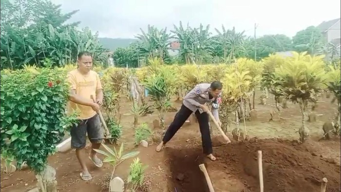 Aipda Purwanto anggota Satlantas Polres Pekalongan yang menjadi relawan gali kubur di desanya.