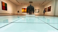 Dari lukisan klasik hingga instalasi kontemporer yang interaktif, setiap sudut museum menyimpan cerita dan perenungan.