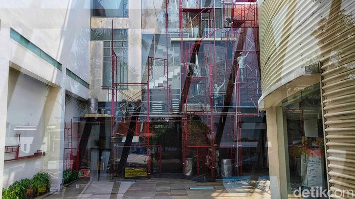 Di tengah riuhnya ibu kota Jakarta yang tak pernah tidur, Art:1 New Museum menjadi oase seni yang menawarkan pelarian estetis bagi masyarakat urban. Pada Minggu (20/7/2025), pengunjung dari berbagai kalangan tampak memenuhi museum yang terletak di kawasan Gunung Sahari, Jakarta Pusat, untuk menikmati akhir pekan yang berbeda penuh warna dan inspirasi.