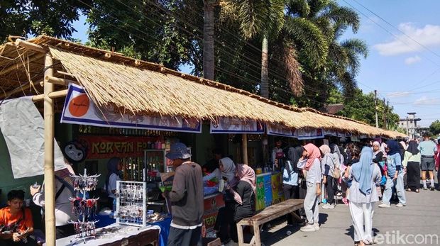 Suasana lapak pedagang jajanan di area Alunan Budaya Desa, Minggu (20/7/2025). (M.Sanusi Ardi/detikBali)