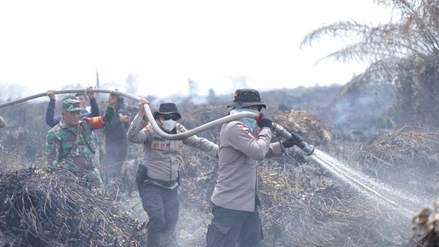 Aparat TNI dan Polri hingga Manggala Agni turun bahu membahu memadamkan api di lahan seluas 4 hektare, Minggu (20/7/2025).