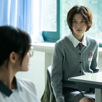 Arin Oh My Girl menjadi sorotan menyusul popularitas drama Korea S Line. Karakternya memiliki kemampuan khusus untuk melihat garis-garis merah di atas kepala semua orang, yang mengekspos hubungan seks mereka. Foto: dok. Wavve